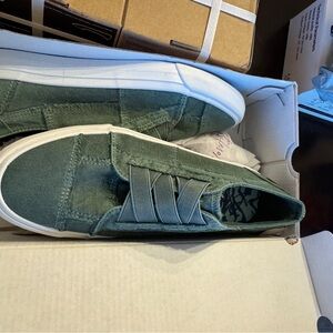 Blowfish 8.5 green slip on sneakers brand new